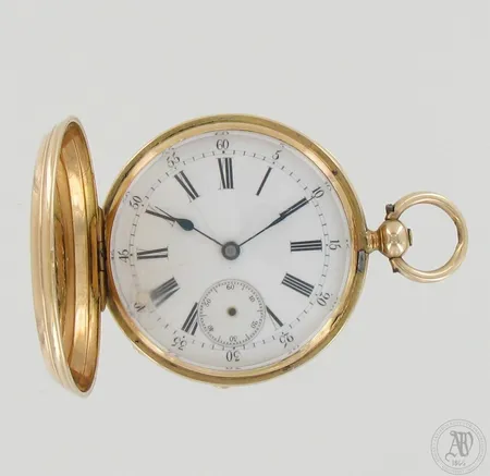 Kultataskukello Perret & Fils, kaiverrettu, taulun Ø 48mm, sekuntiviisari puuttuu, käy, avain ja perät metallia, välikuori kultaa, 56 leima, 585br, paino 72,7g