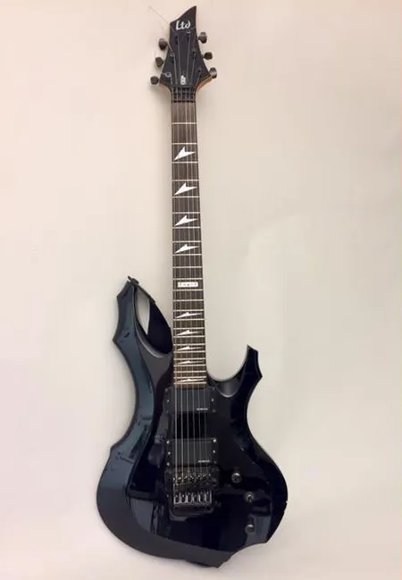 Sähkökitara ESP Ltd F-200, sarjanumero W0239695, made in Korea, EMG-HZ- humbuckermikrofonit, tremolokampi puuttuu, hihna, pehmeä laukku. Ota yhteys panttilainaamoon kuljetusmaksusta sopimiseksi.