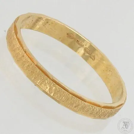 Kuvioitu sormus, koko 19¾, 750, paino 2,9g