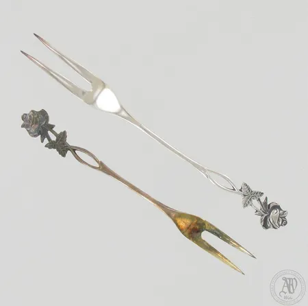 Kaksi otinhaarukkaa Ruusu, pituudet 123 ja 141mm, 813-830, paino 19,8g