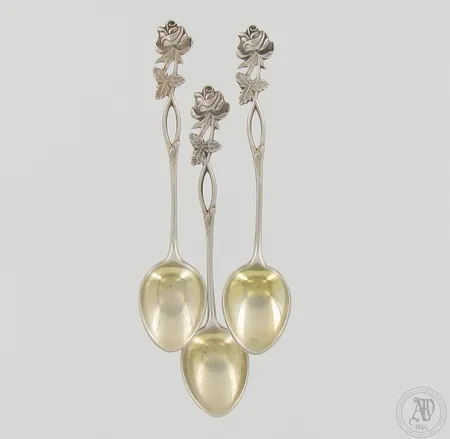 Kolme kahvilusikkaa Ruusu, kaiverrettu, pituus 109mm, 813, paino 26,8g 
