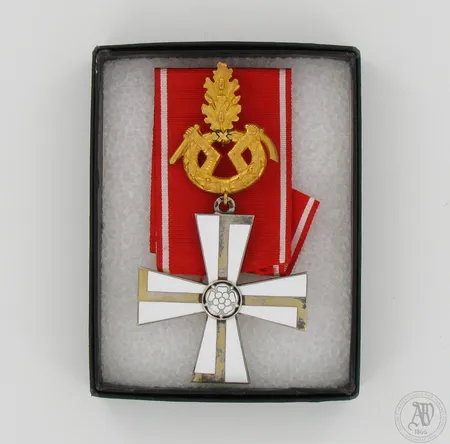 Kunniamerkki Vapaudenristi I lk. miekoilla ja tammenlehvällä 1941, laatikko, 813br, paino 50,5g