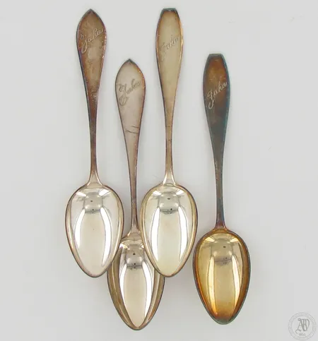 Neljä ruokalusikkaa, kaiverrettuja, pituudet 173 ja 174mm, 813, paino 118,4g