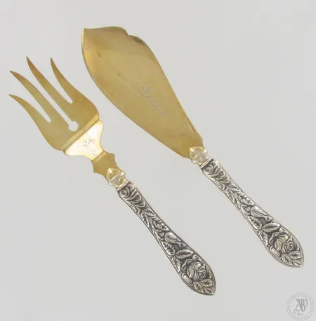 Kakkuatrain ja -veitsi, kaiverrettuja, pituudet 265mm ja 222mm, vuodelta 1954, teräosat hopeaa, alkuperäinen laatikko, 813br, paino 117,2g