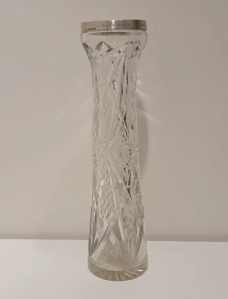 Kristallimaljakko hopea reunuksella 813, valmistettu 1925, kaiverrettu, Ø80mm ja korkeus 31cm. 