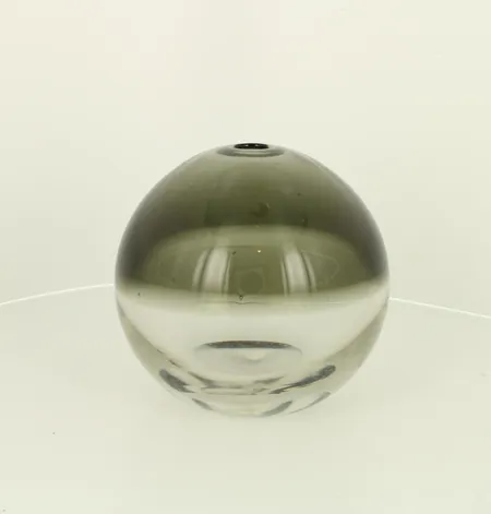 Taidelasimaljakko, Tantrapallo,  signeeraus Timo Sarpaneva, Iittala -57,hieman naarmuja,  korkeus 70mm