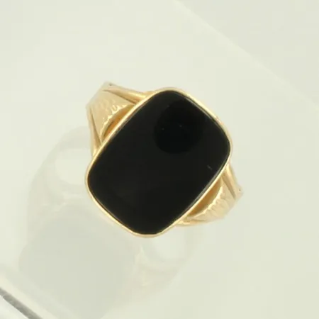 Onyx-sormus, koko 19¾, kaiverrettu, 585br, paino 3,5g 