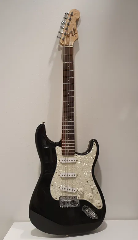 Sähkökitara Squier Strat , made in china, S:N 050914648, käytön jälkiä, kampi puuttuu, ja viallinen kova laukku, Ota yhteys panttilainaamoon kuljetusmaksusta sopimiseksi.