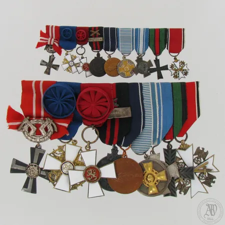 Mitaliripa, VR4 mk (41), SVR R I, SLR I, Ts. mm mk - Suomussalmi, Js. mm, Su hop am, Kainuun mr, III AK muistoristi. Saksa Kotkanrintarikilta kolmas luokka ja pienoisripa. 