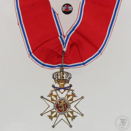 Hopeinen Komentajamerkki miekoin, Pyhän Olavin Ritarinkunta, Norja ja kotelo. 