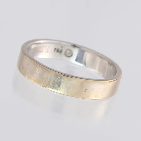 Sileä sormus, kaiverrettu, koko 18, 1xn.0.01ct timantti sisäpinnassa, 750 valkokulta, paino 4,8g Paino: 4,8 g