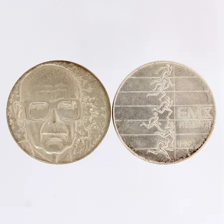 Kaksi juhlarahaa, Urho Kekkonen 1975, nimellisarvo 10 markkaa ja Juhlaraha EMX Helsinki 1971, nimellisarvo 10 markkaa, 500, paino 47,6g Paino: 47,6 g