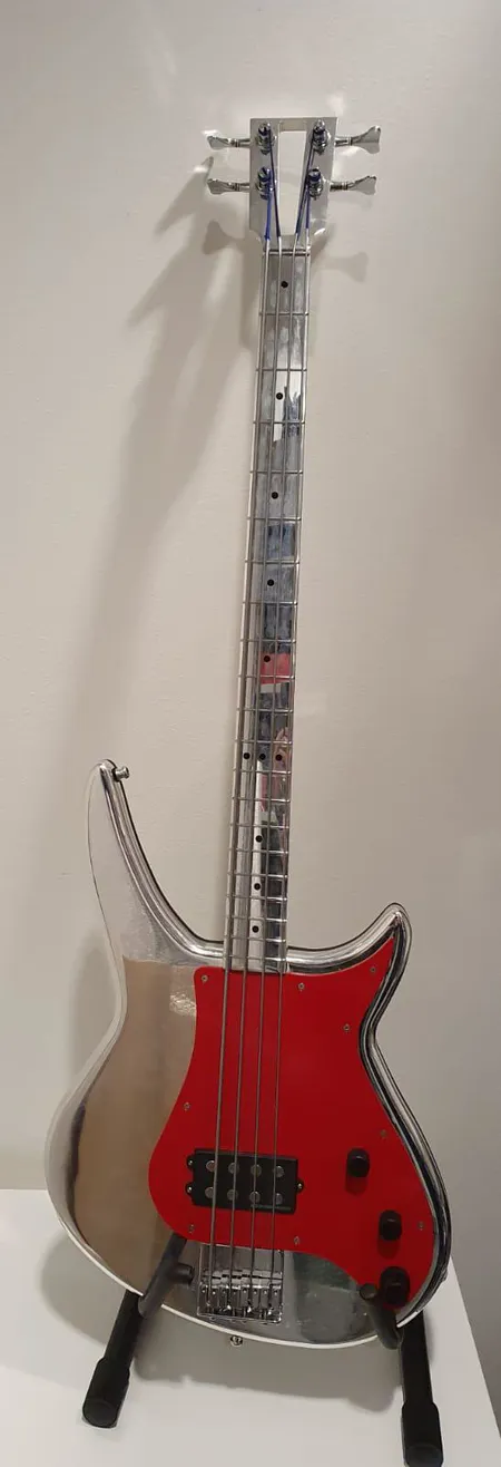 Sähköbasso Electric Guitar Company EGC . Sarjanumero: 771 . Made in USA. Alumiini kaula. Ontto alumiinikantinen runko. Humbucker-mikrofoni: Seymour Duncan BassLines. HEAD-vire. Kielet läpi rungon. Vittimet Gotoh. 34" skaala. Käytön jälkiä. Kova laukku G&C. Lähetetään postipakettina.