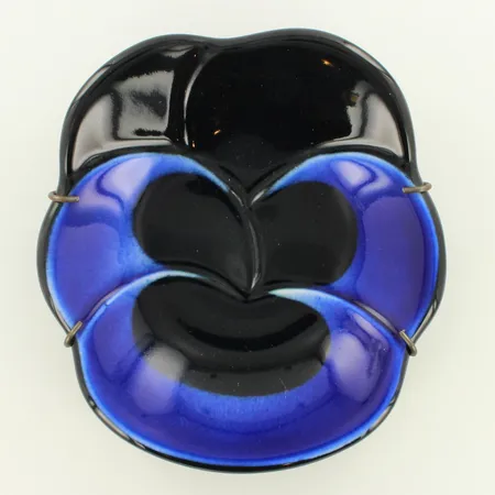 Seinälautanen Arabia, Viola, design Birger Kaipiainen Invenit, korkeus 14,5cm, leveys 14cm, vuosi 1967, seinäkiinnitysteline mukana. Lähetetään postipakettina.