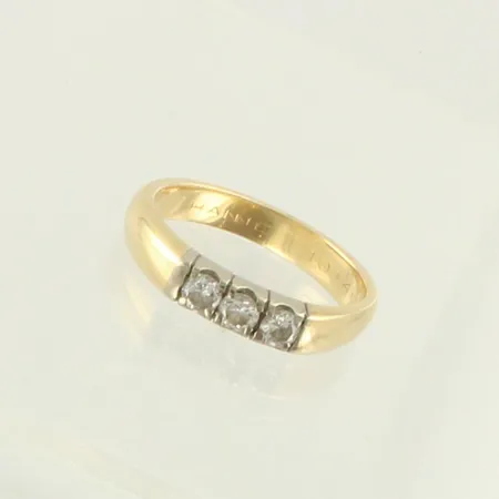 Timanttisormus 3xn.0.10ct, kaiverrettu, koko 17½, 585 kelta- ja valkokulta, paino 4,6g 
