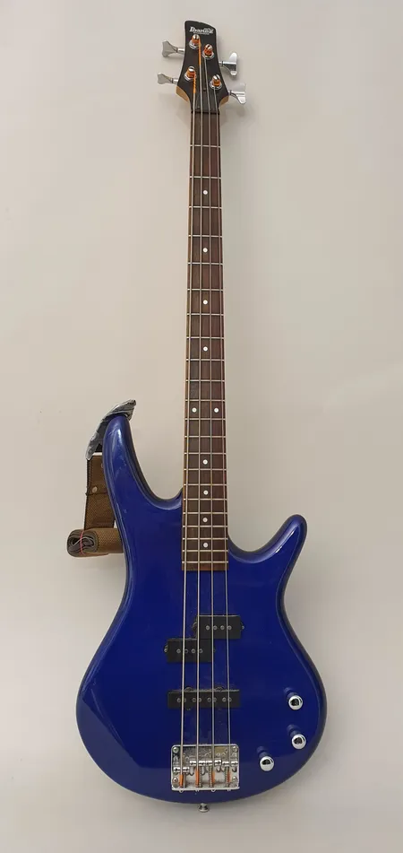 Sähköbasso Ibanez GSR 200, made in Indonesia, pehmeä laukku. Ota yhteys panttilainaamoon kuljetusmaksusta sopimiseksi.