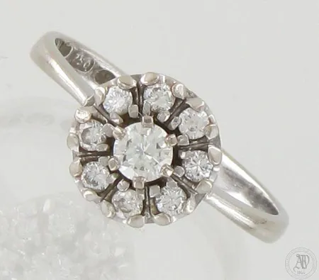 Timanttisormus 1xn.0.18ct 8xn.0.03ct, koko 17¾, 750 valkokulta, paino 3,0g Paino: 3 g