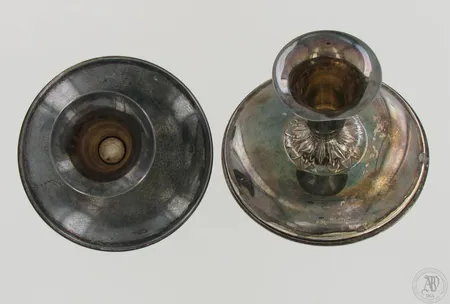 Kynttiläjalat, korkeus 67mm, toisessa käytön jälkiä, pohja metallia, 830br, paino 183,8g Paino: 183,8 g