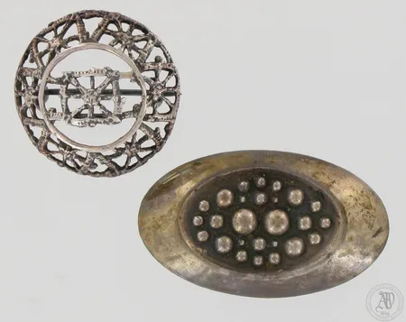 Kaksi rintaneulaa, leveydet 30 ja 48mm, 813-830, paino 11,8g Paino: 11,8 g