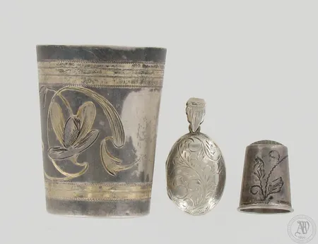 Sormustin, medaljonki ja pikari, medaljongissa pieni painauma, 813-925, paino 35,7g Paino: 35,7 g