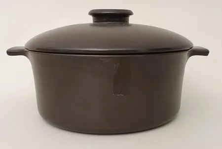 Keraaminen pata Arabia, ruskea, pohjassa käyttökulumaa, Ø 220mm. Lähetetään postipakettina.
