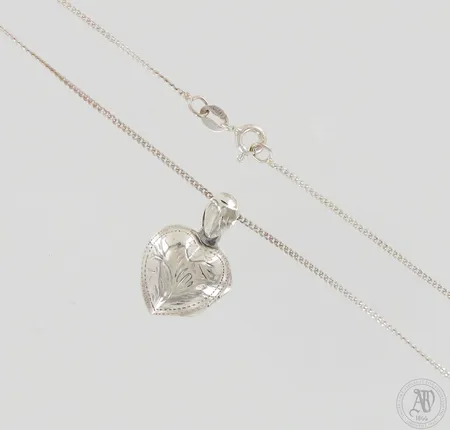 Kaulaketju sydän-medaljongilla, ketjun pituus 44cm, riipuksen korkeus 23mm, 925, paino 4,4g Paino: 4,4 g