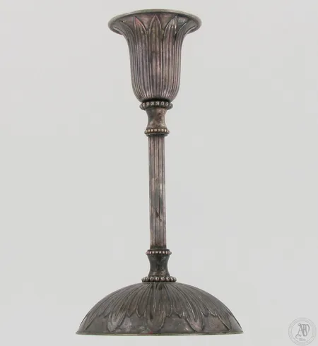 Kynttiläjalka, pohjassa kaiverrus, korkeus 150mm, kipsitäyte ja metallipohja, 813br, paino 170,5g Paino: 170,5 g