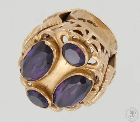 Kivisormus, kaiverrettu, koko 19¼, etuosan mitat 46x34mm, 585br, paino 44,4g Paino: 44,4 g