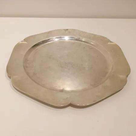 Hopeinen tarjoilulautanen, Ø27cm, kaiverrettu, 813hopea, paino 452,8g 