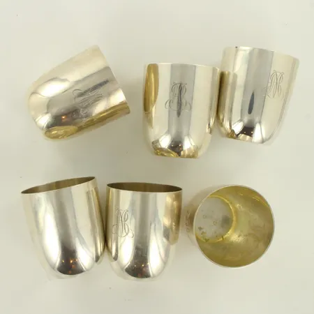 Kuusi hopeapikaria, kaiverrettu, korkeus 45mm, 813hopea, paino 132,2g 