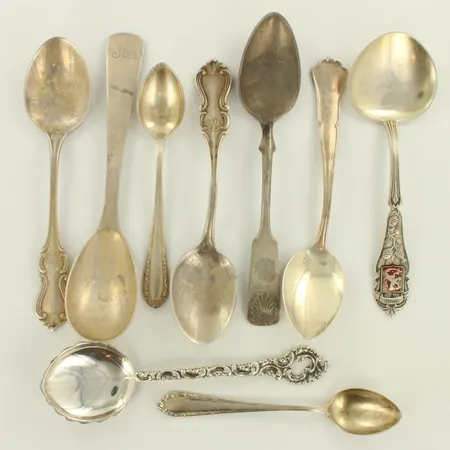 Yhdeksän lusikkaa, kaiverrettuja, pituus 97-127mm, 813-925hopeaa, paino 121,2g  