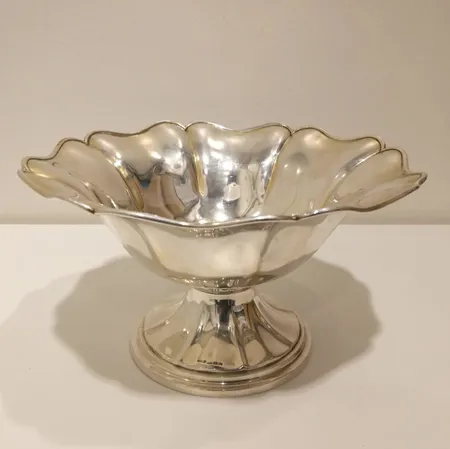 Hopeinen tarjoiluvati, kaiverrettu, korkeus 12cm, leveys 22,5cm, 813h, paino 349,3g 