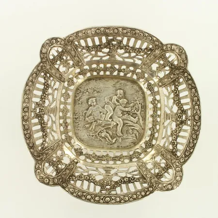 Hopeinen hedelmäkulho, korkeus 40mm, leveys 158mm, 813hopea, paino 151,5g 