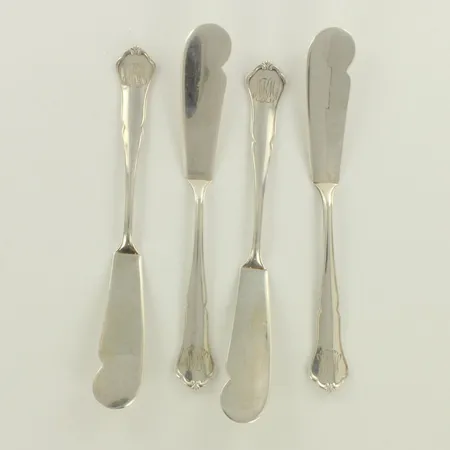 Neljä henkilökohtaista voiveistä, kaiverrettu, pituus 125mm, 813hopea, paino 57,8g 