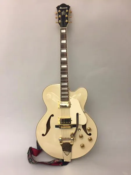 Puoliakustinen sähkökitara Ibanez Artcore AF75TDG-IV-12-01, sarjanumero S08083706, vaahterarunko, mahonkikaula, ruusupuuotelauta, kaksi Ibanez Artcore Humbucker- mikrofonia, mukana myös puinen talla, kova Ibanez-laukku. Ota yhteys panttilainaamoon kuljetusmaksusta sopimiseksi.