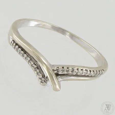 Timanttisormus 24xn.0.005ct, koko 19, 585 valkokulta, paino 2,2g Paino: 2,2 g