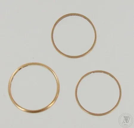 Kolme sileää sormusta, kaiverrettuja, koot 18½, 18¾ ja 20½, 585, paino 4,9g Paino: 4,9 g