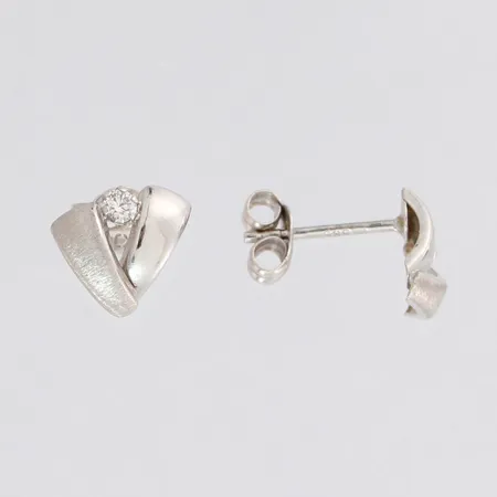 Kivikorvakorut, korkeus 7mm, 585br valkokultaa, paino 0,6g Paino: 0,6 g
