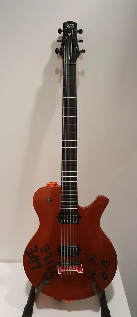 Sähkökitara Parker pm20, sarjanumero: 09061521, made in indonesia, käytön jälkiä ja maali lohkeillut osittain,  pehmeä laukku jossa käytön jälkiä Lähetetään postipakettina.