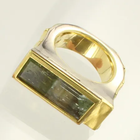 Kivisormus timanteilla 4xn.0.04ct, koko 17½, 750br kelta- ja valkokulta, paino 22,3g 
*kuvausta muutettu 7.10.2020*