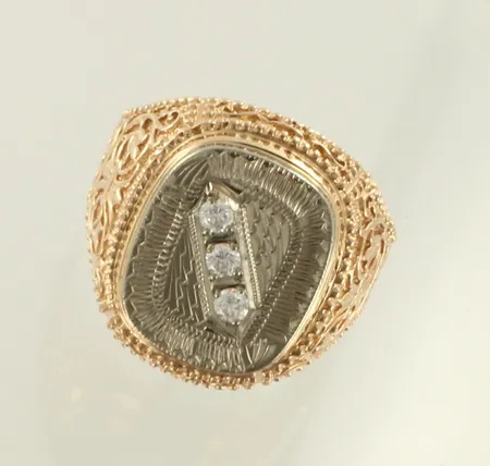 Kantasormus timanteilla 3xn.0.07ct, koko 23¾, 583 kelta- ja valkokulta, paino 16,2g 
