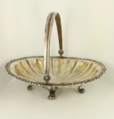 Hopeinen tarjoiluastia, kaiverrettu, mitat 20x25cm, pieniä käytön jälkiä, 813, paino 439,8g 