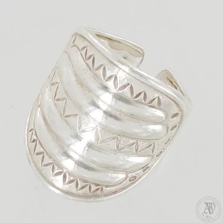 Sormus Perniön sormus, Kalevala Koru, koko 18½, 925, paino 7,7g  