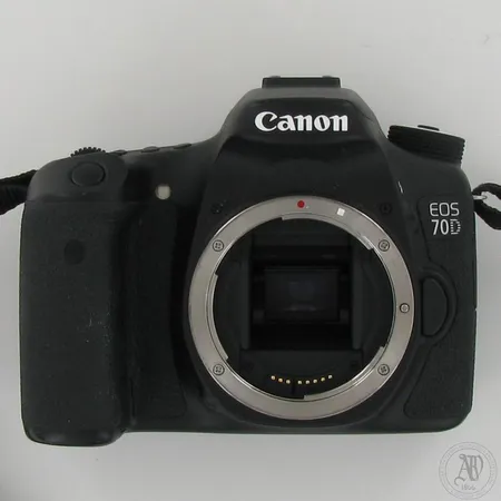 Kameranrunko Canon EOS 70D, ei etutulppaa, akku, laturi ja laukku Lowepro.   Lähetetään postipakettina.