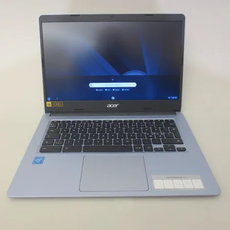 Kannettava tietokone Acer Cromebook CB314 ja laturi.