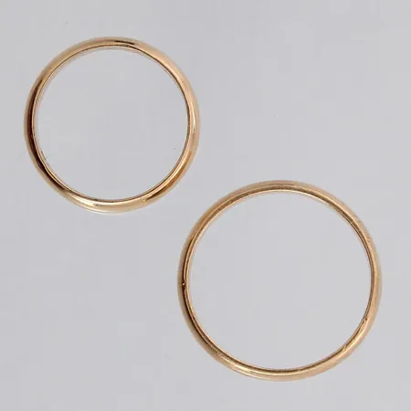 Kaksi sileää sormusta, kaiverrettu, koot 14¾ ja 17¼, 585, paino 5,3g Paino: 5,3 g