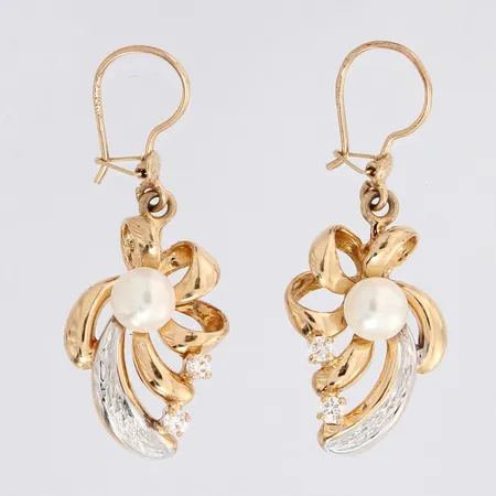 Helmikorvakorut, korkeus 34mm, 585br kelta- ja valkokulta, paino 3,9g Paino: 3,9 g