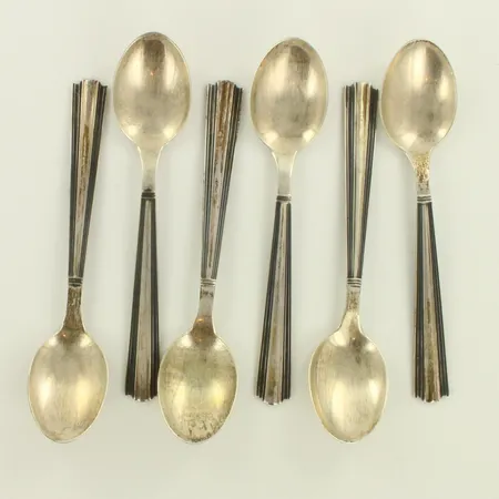 Kuusi kahvilusikkaa, margit, kytön jälkiä, pituus 117mm, 916hopea, paino 69,0g 