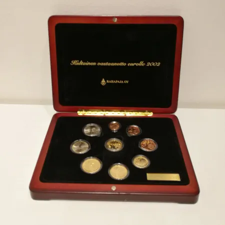 Rahasarja "kultainen vastaanotto euroille", sisältää kahdeksan keräilyrahaa, ja yhden kultarahan, laatikko, 750, paino 8,6g Paino: 8,6 g