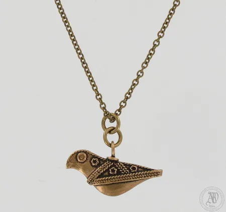 Kaulakoru, Hattulan lintu, Kalevala Koru, pituus, korkeus ja leveys 60cm, 25mm ja 30mm, pronssia. 